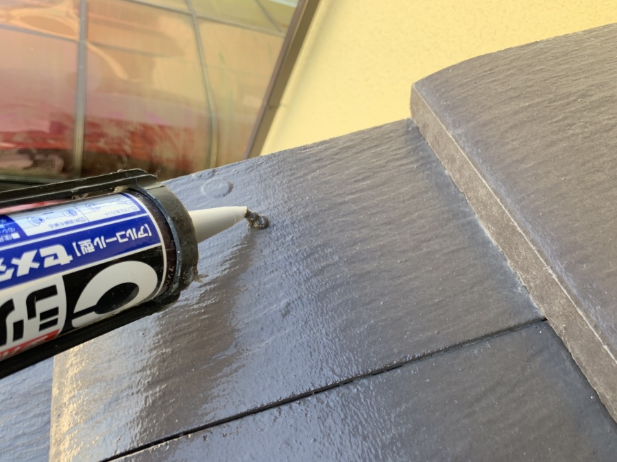 雨樋の脱落　原因のケラバ瓦の釘穴コーキング