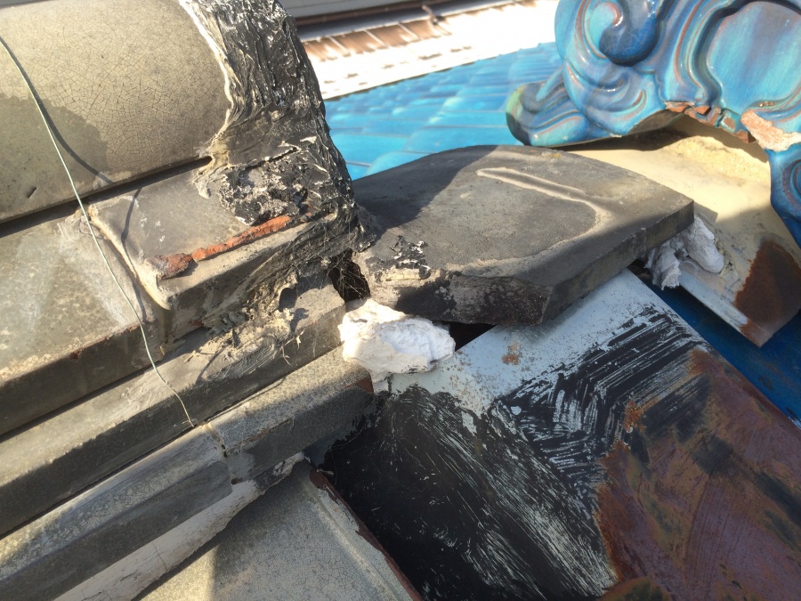 板金の頂点を地瓦を一枚のせ仕舞いをしています！