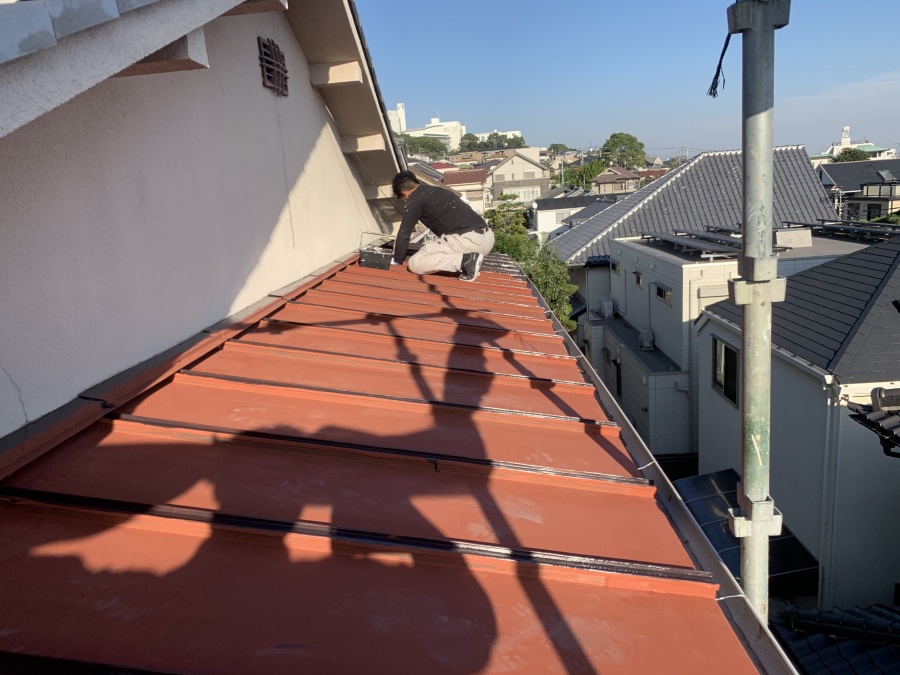 錆びた板金屋根を塗装します。　サビ止め塗布完了