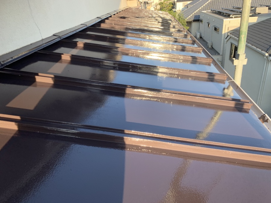 錆びた板金屋根を塗装します。　上塗り一回目完了