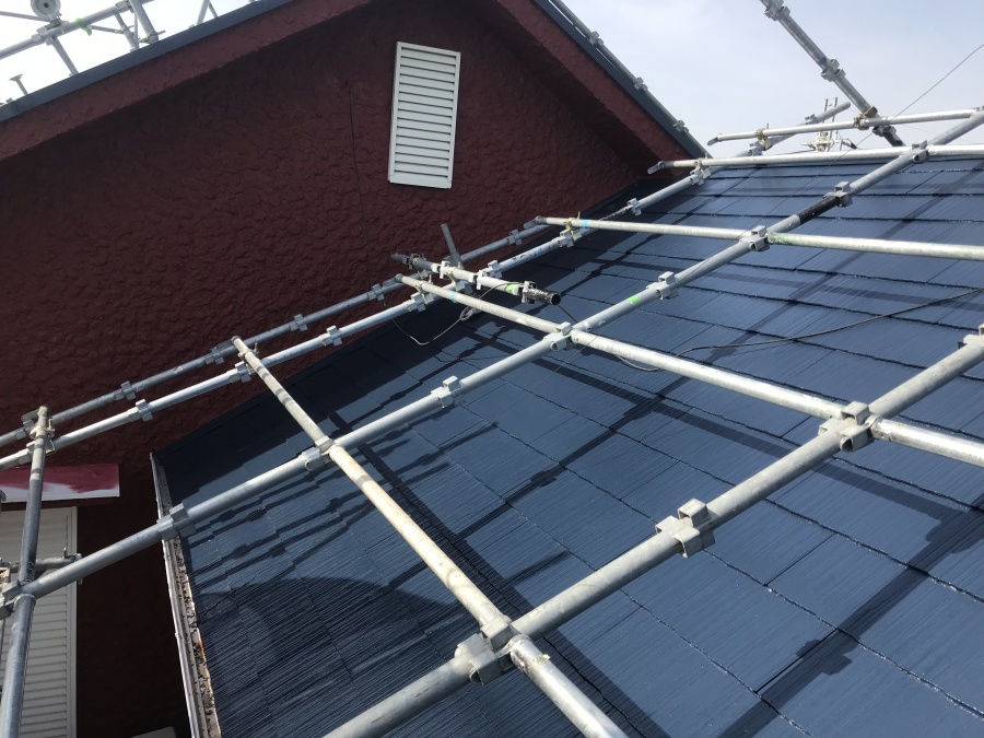 屋根上塗り二回目の様子