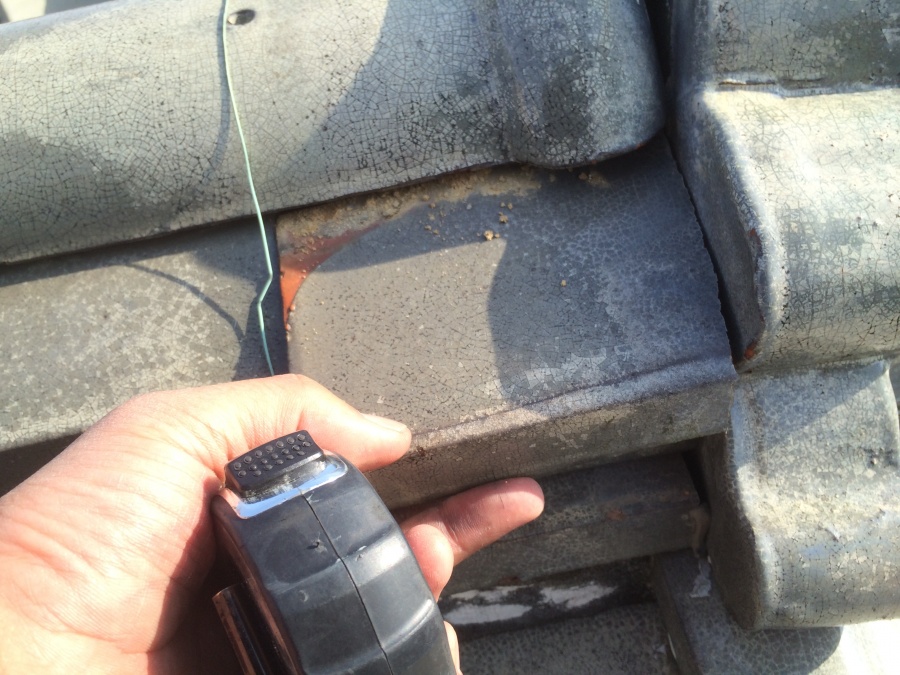 鬼廻り漆喰の剥がれにより棟中の土が緩みのし瓦がガタついています！