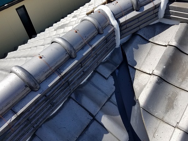 谷板金交換後　棟の下へ新しい板金を滑り込ませています