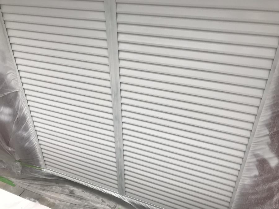 雨戸の塗装中