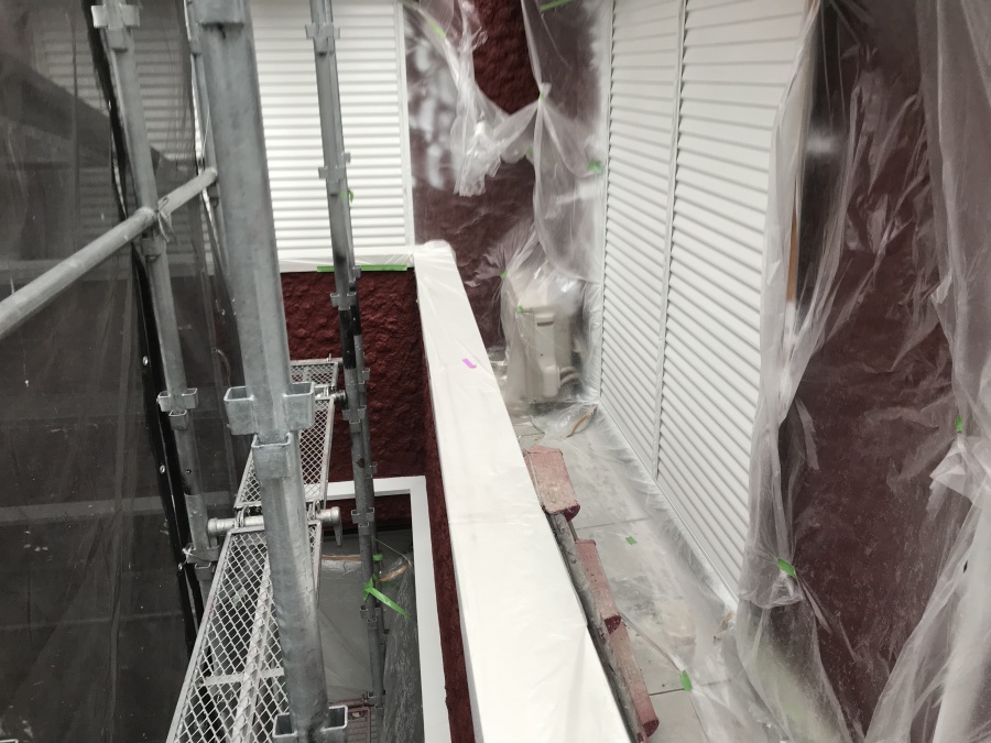 雨戸塗装の為の養生を行います。