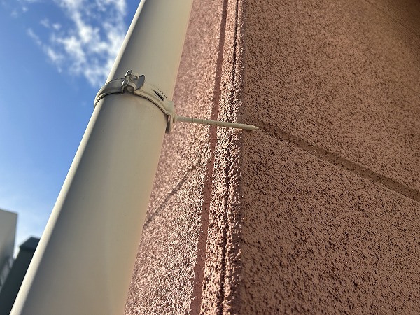 控え金具が抜けています