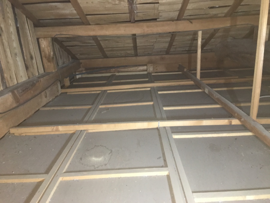 屋根裏の雨漏り点検