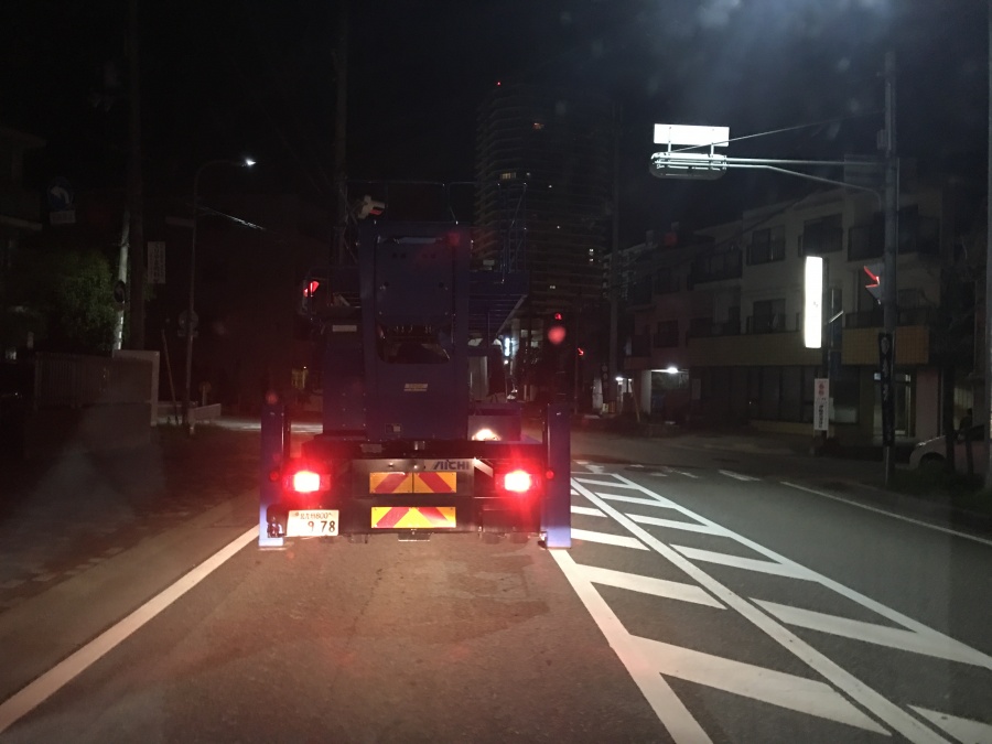 高所作業車移動中