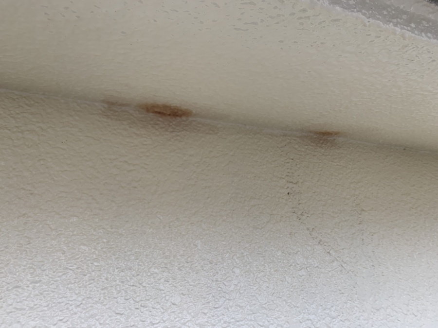 軒天の写真。塗装後にも関わらず変色が見られます。