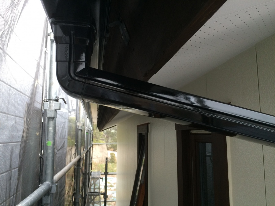 雨樋上塗り一回目です！