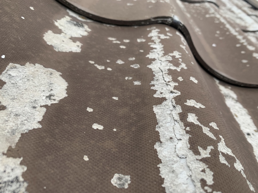 雨漏り調査③屋根材の縦割れ、屋根の中に雨水が入ってしまいます。