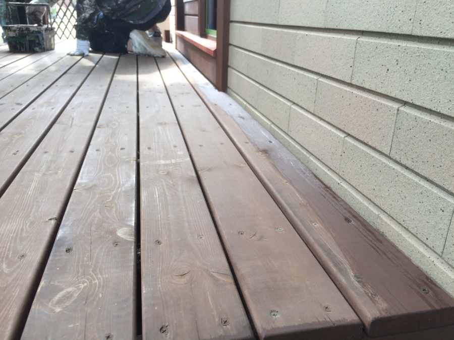 ウッドデッキ　入隅から塗っていきます。