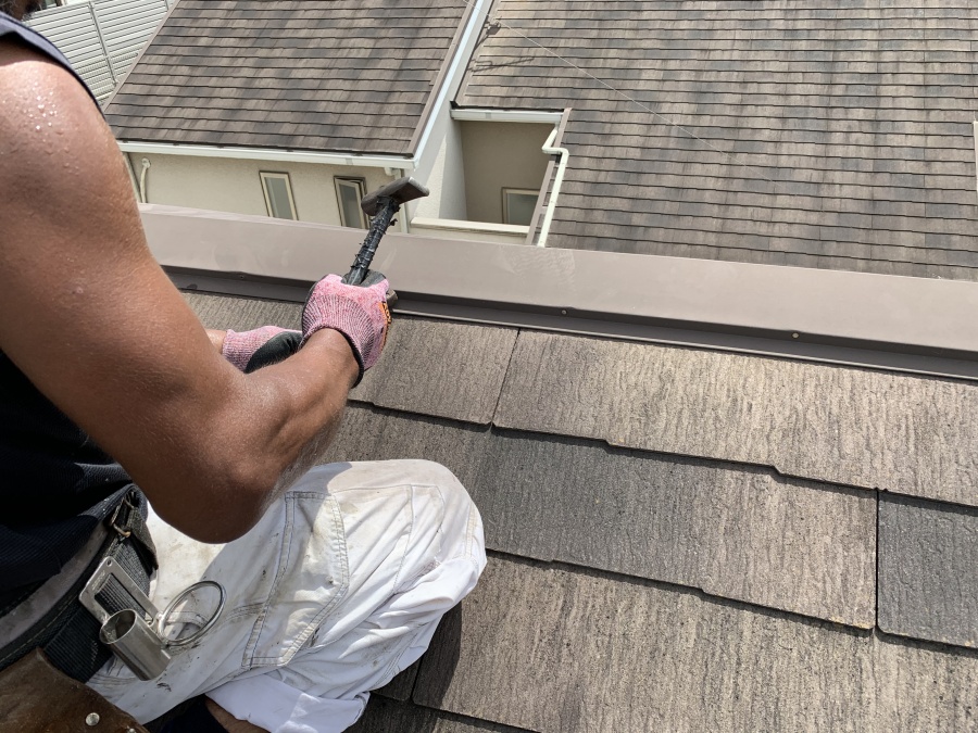 屋根リフォーム時の棟板金固定釘の撤去