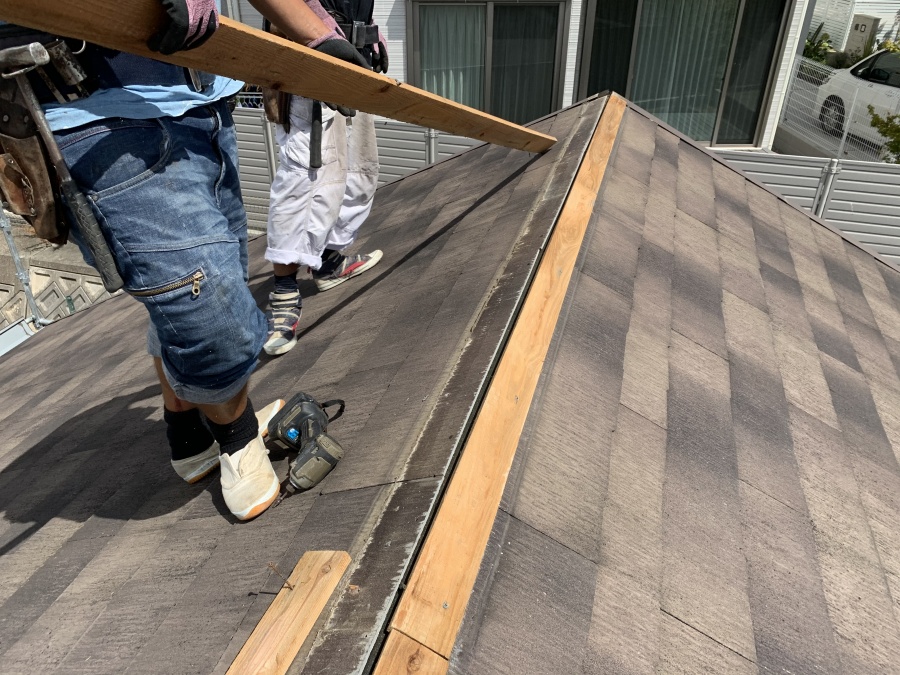 屋根頂点の棟下地貫板撤去