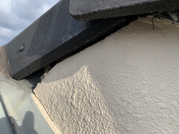 外壁と瓦の取り合いに大きな隙間があります