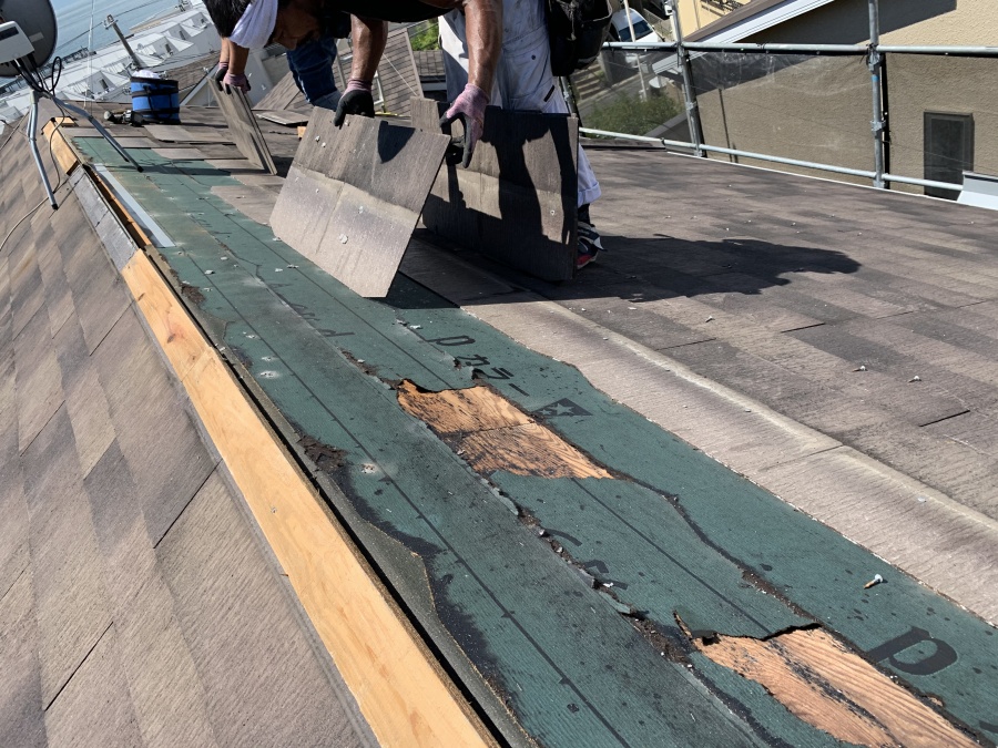 屋根リフォーム時にカラーベストを撤去します。