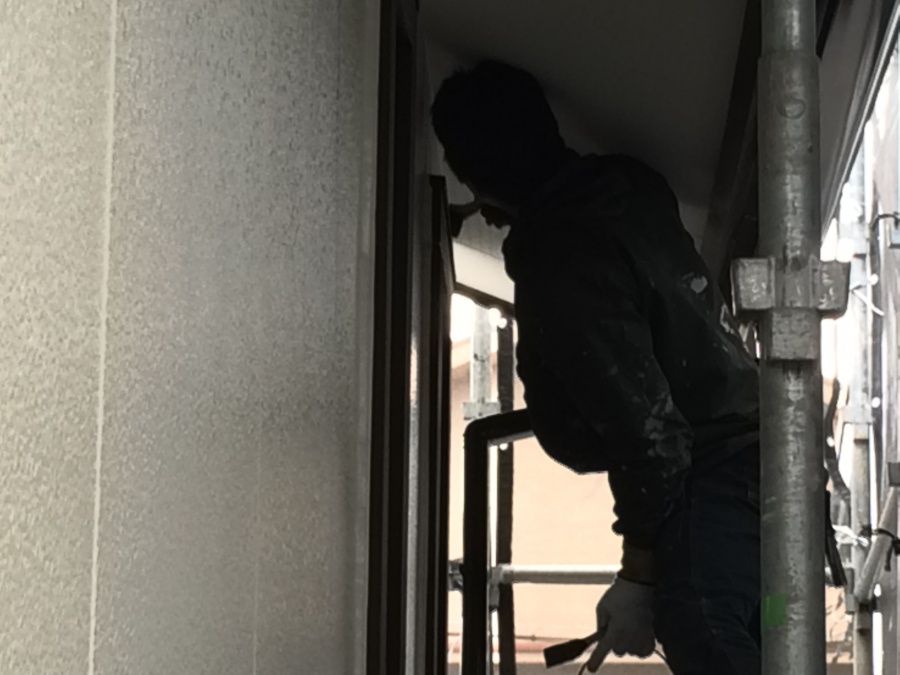 窓の木部等細かいところは刷毛で塗装します
