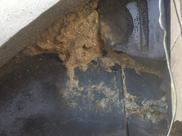 棟瓦割れている