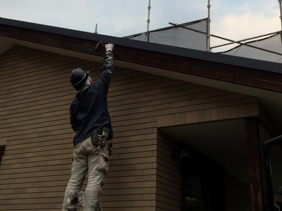 破風板の塗装も一緒に塗りました！