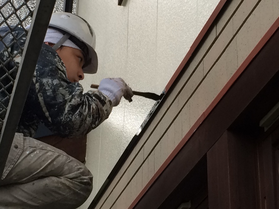 鉄部のサビ止めの上から上塗りを行います！