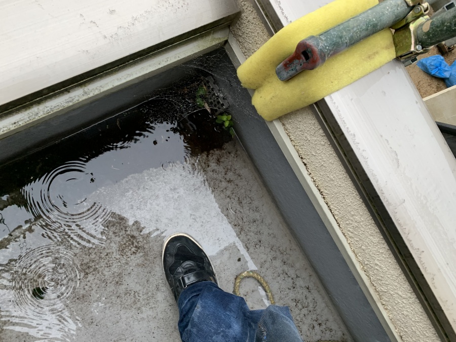 玄関上陸屋根排水溝のつまり