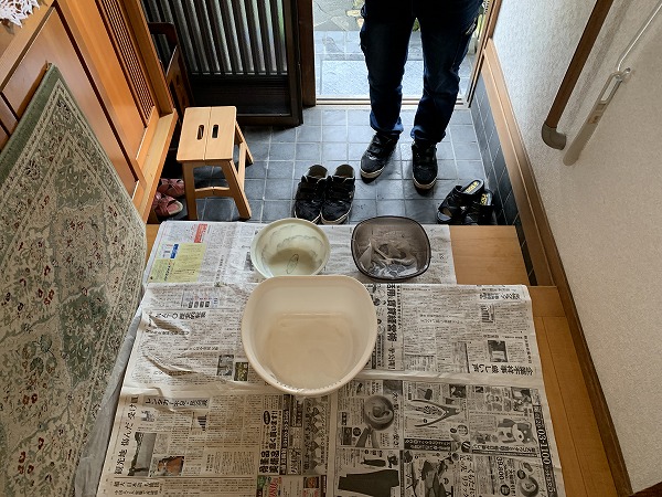 雨漏りを洗面器で受けておられました