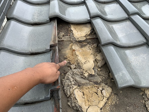 下り棟付近の瓦の捲り、土の流れ