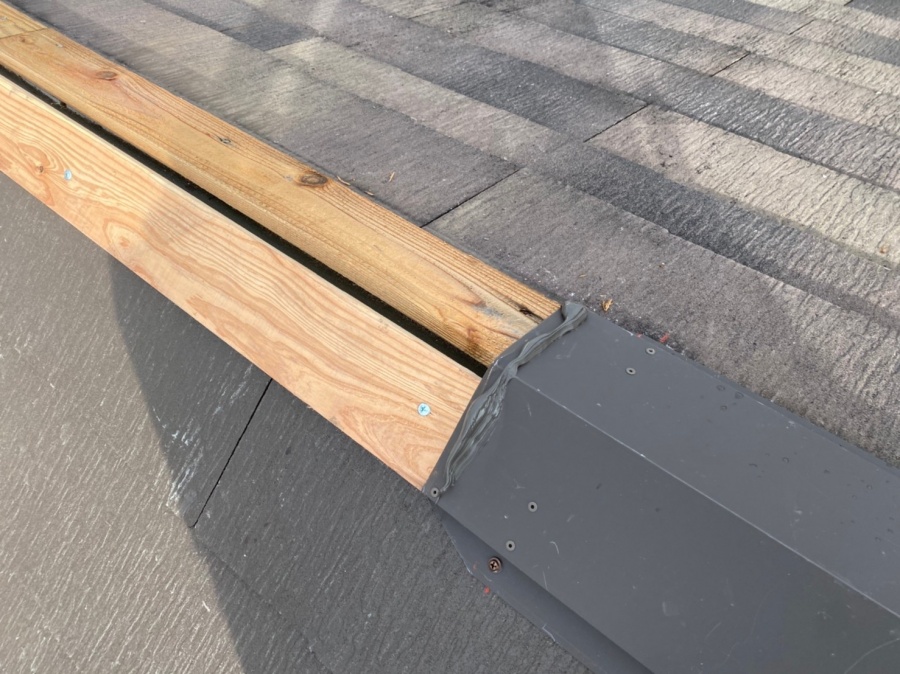 屋根リフォームで屋根頂点の棟板金のジョイント部の捨てシール打ち