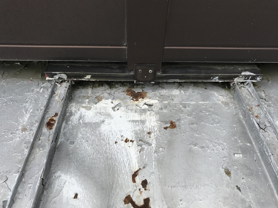 塗膜が剥がれた個所はサビが出始めています。