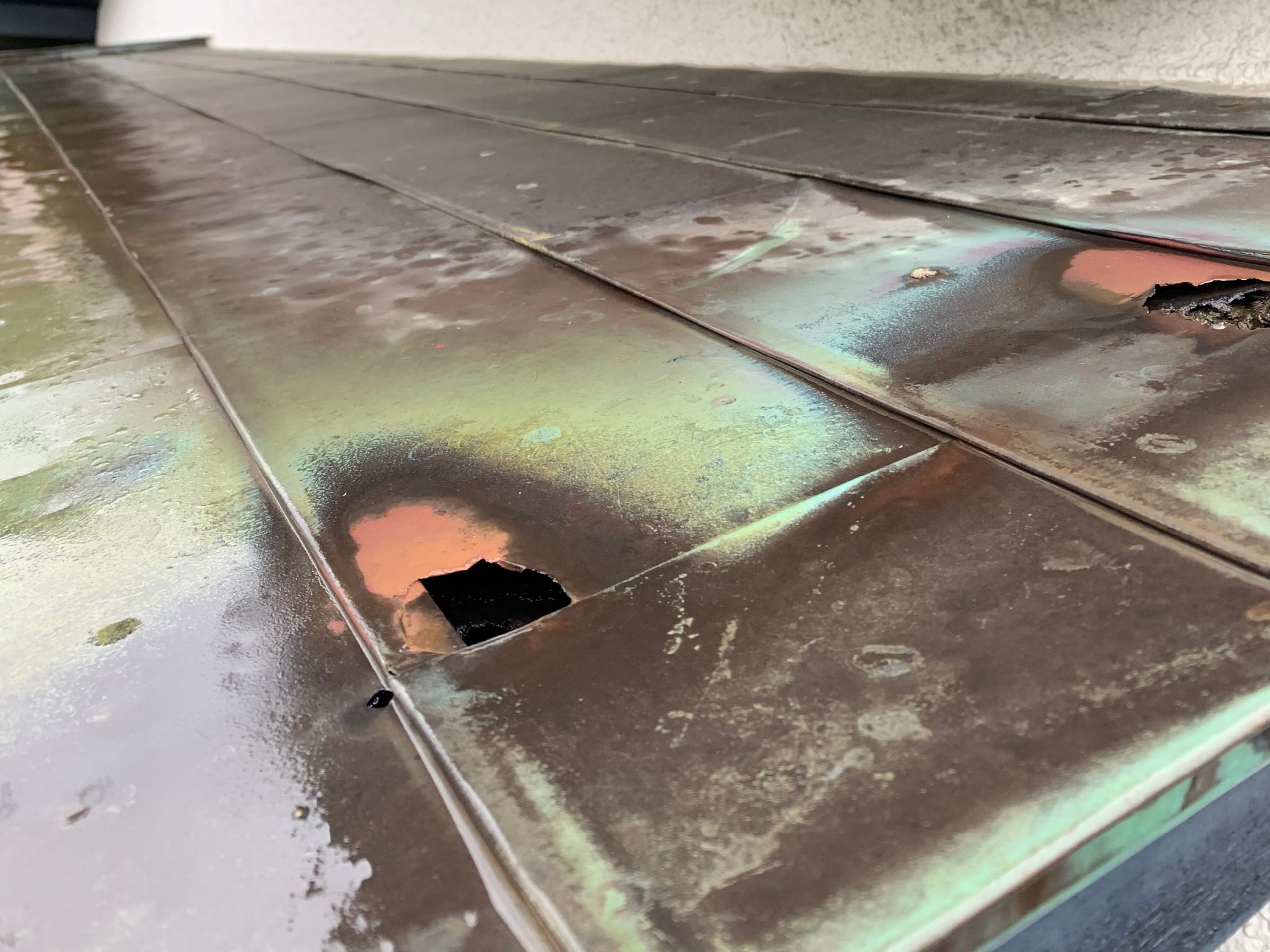 修繕前の庇(ひさし)屋根