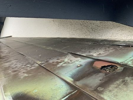 軒先瓦からのしたたりで穴あき