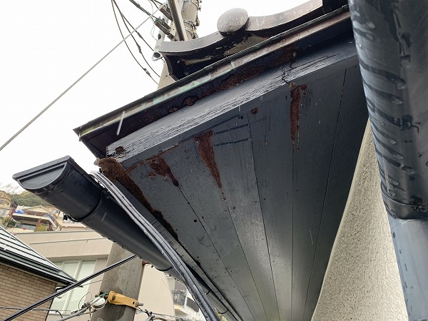 雨漏りにより腐食した庇