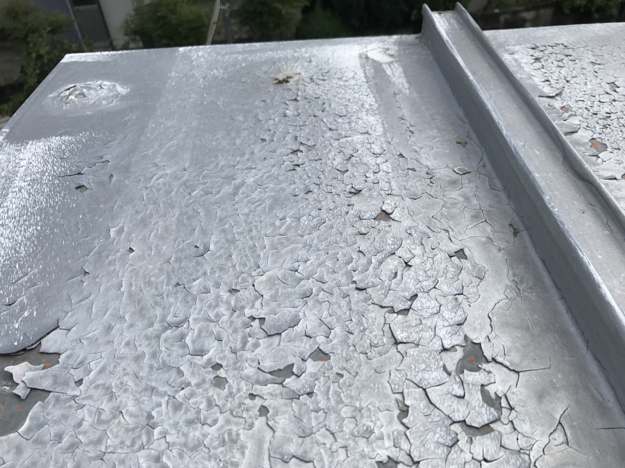 塗膜のひび割れが発生しています。