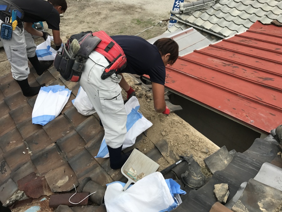 トイレ上の棟、瓦を解体、撤去していきます。