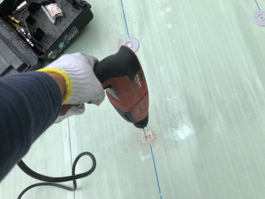 屋上防水工事でアンカー穴あけ