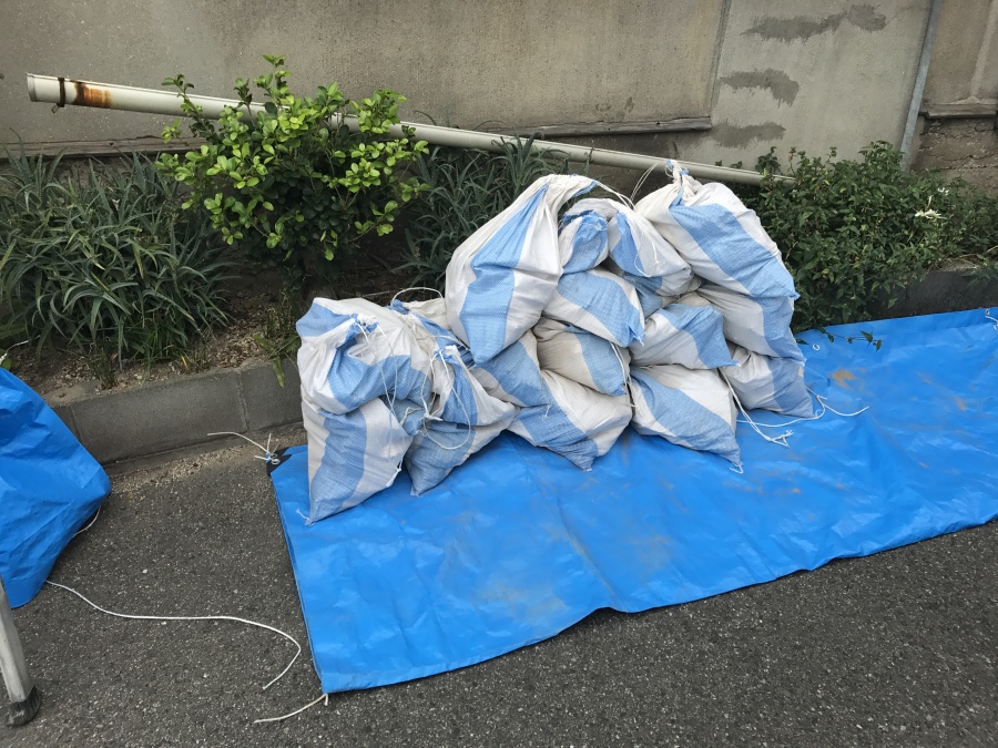 撤去した瓦と土はすべて廃材になります。