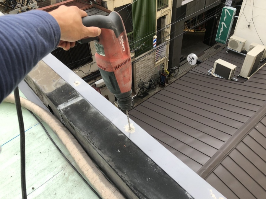 屋上防水工事で天端UP-4型取付