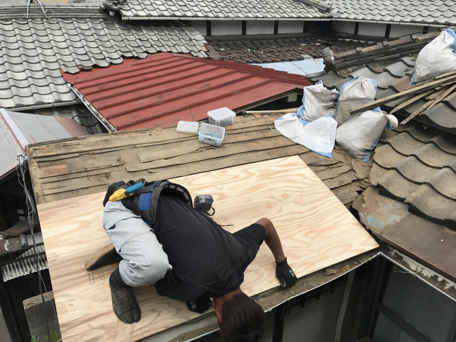 既存の野地板を清掃して新しい下地を張ります。