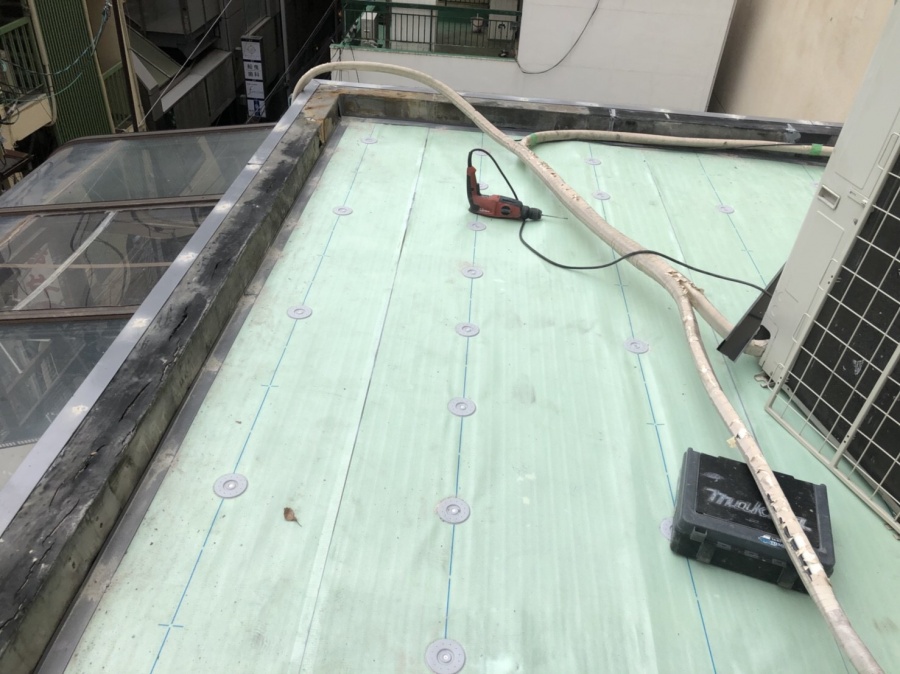 屋上防水工事で土間にUPディスク取付