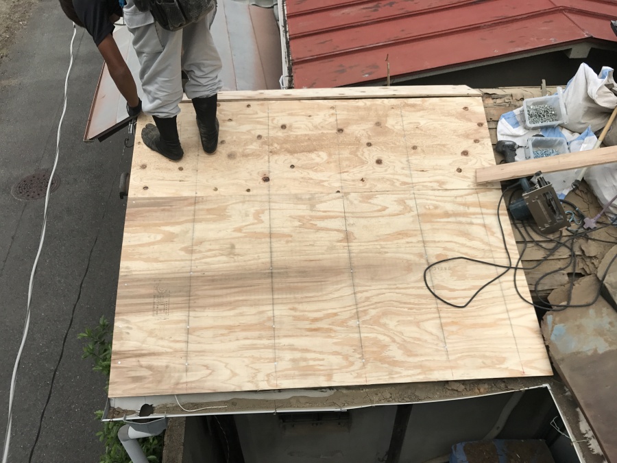 野地板を屋根面に新しくします。