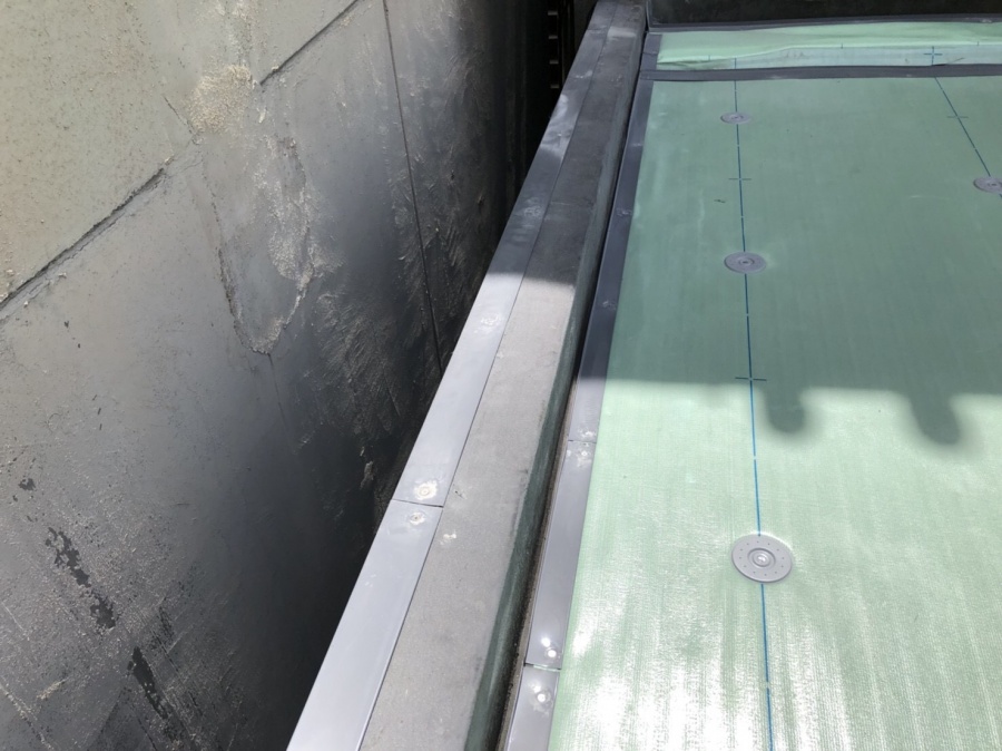 防水工事で塩ビ鋼板類取付完了