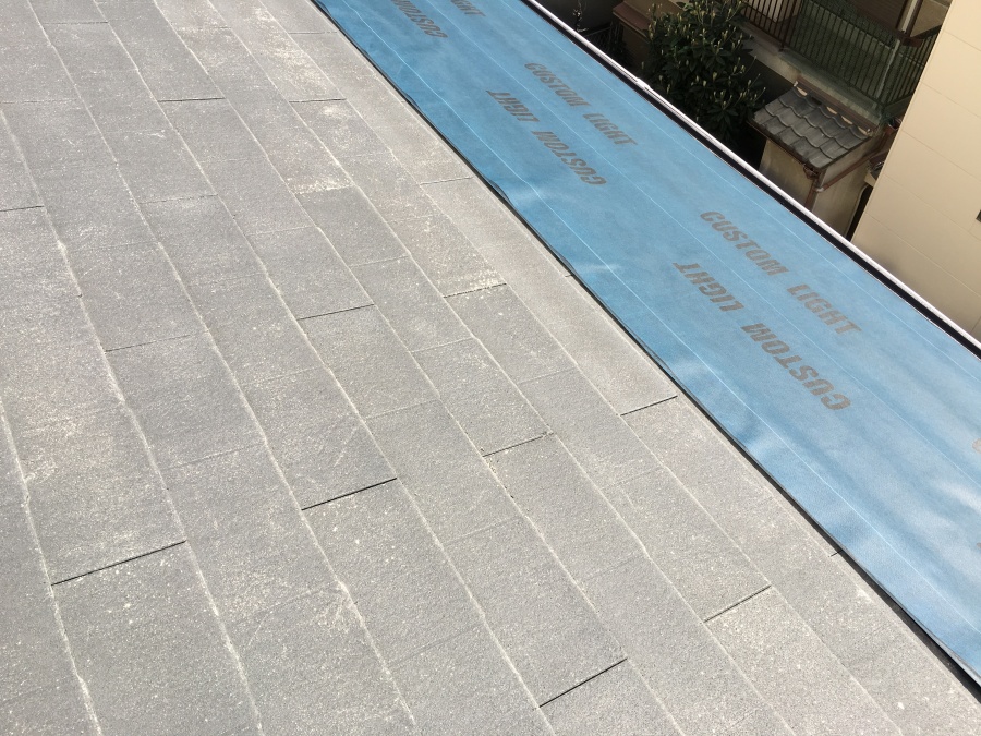 スレート屋根に張り付けたカスタムライト