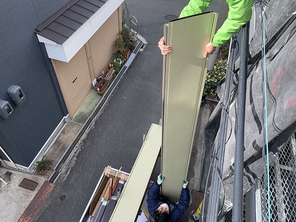 屋根材の荷上げ