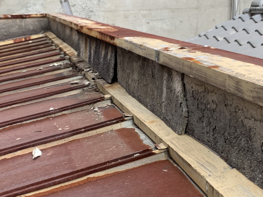 台風被害　モルタル壁の浮き上がり