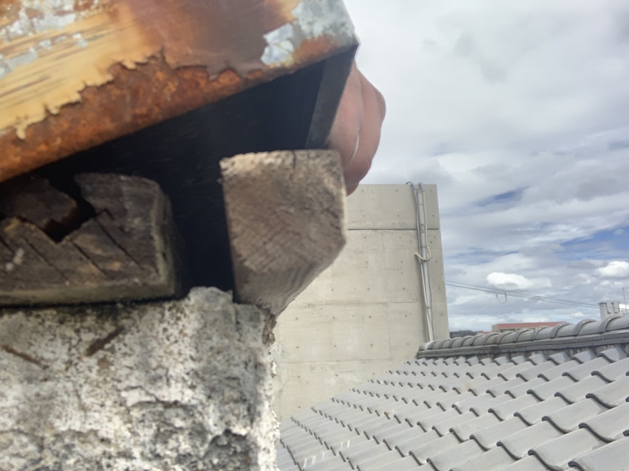 台風被害　笠木は釘が抜け乗っているだけの状態でした。