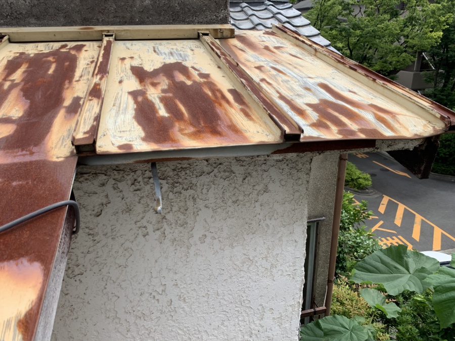 台風被害　雨樋の飛散