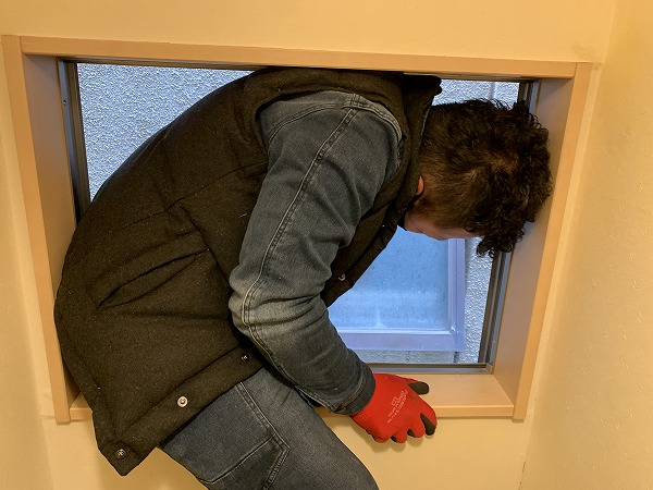 窓から外壁を覗きます