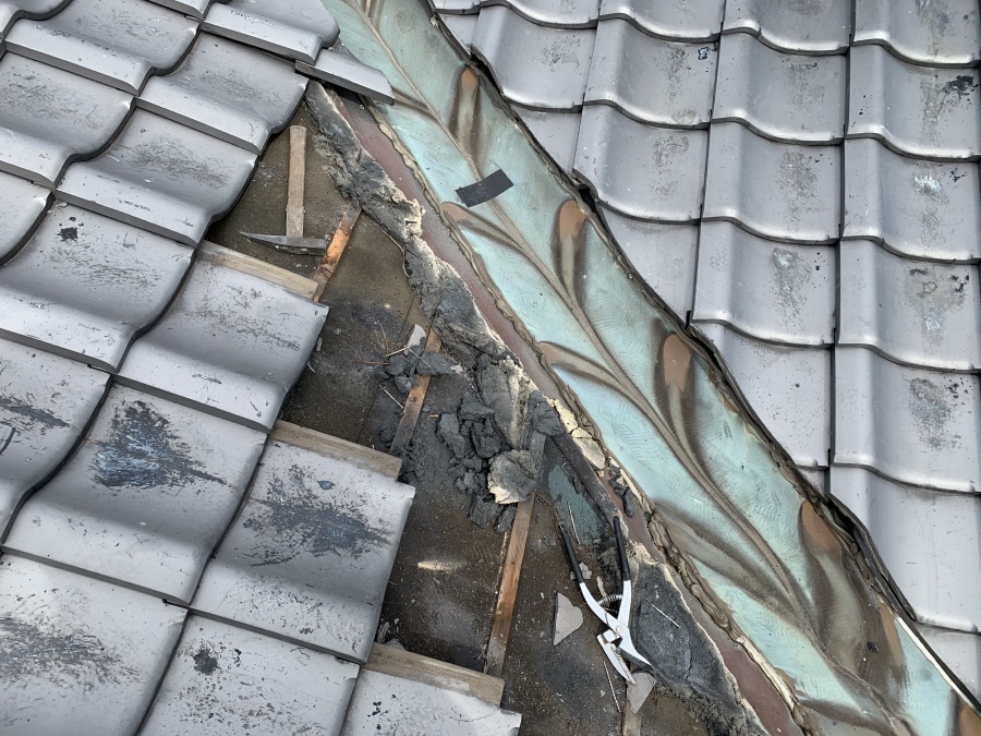 谷廻りの瓦を捲っていきます。