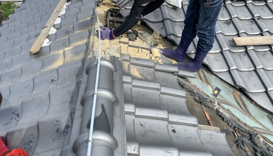 谷を取り外すため谷上の棟を一部解体します。