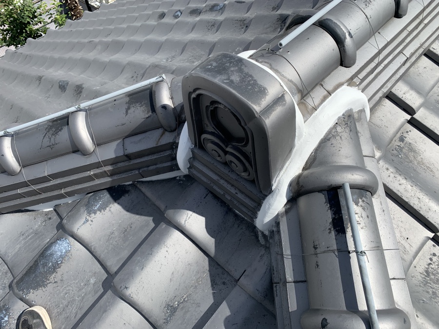 根修繕で鬼瓦廻り・棟の継ぎ目の漆喰施工